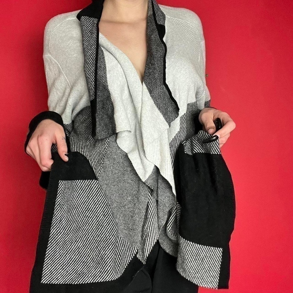 Black and white abstract cardigan 🖤🤍